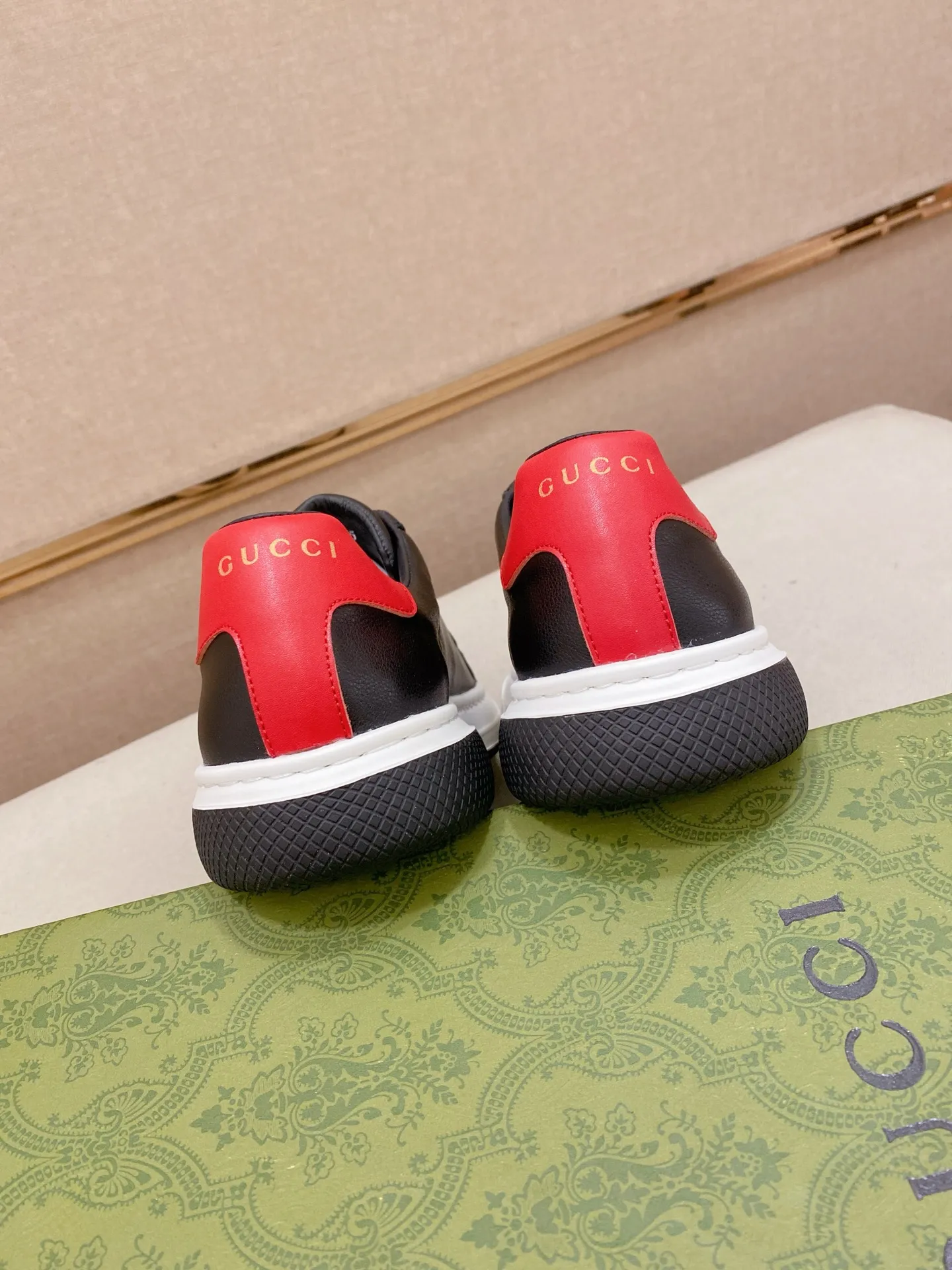Men's shoes💰 480💰The new GUCCI (Gucci) counters are launched simultaneously. The new men's shoes, 😘fabrics are selected from imported cowhide, and the lining is sheepskin lining. 👍🏿 High-end ☄️ air-cushion molded anti-slip rubber outsole, exquisite lines, simple and elegant, comfortable and high-end for leisure travel. Code number: 38 to 44 (45 can be customized and cannot be returned or exchanged)